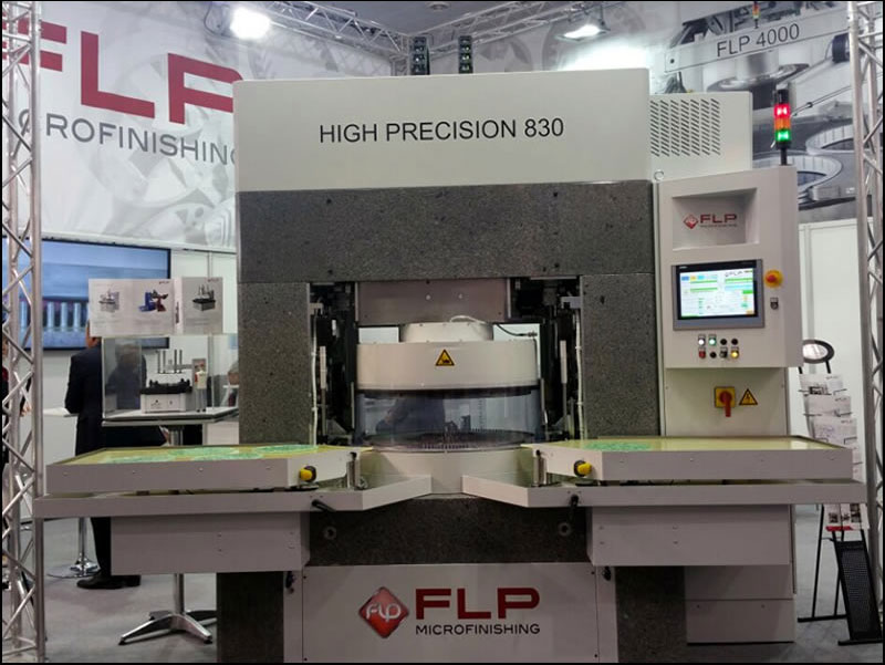 Ein Messestand der FLP Microfinishing GmbH